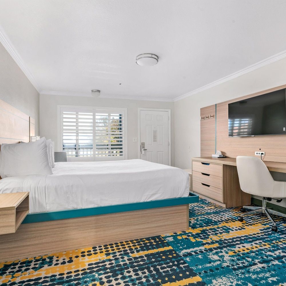 Pacific Shores Inn Standard Room, 1 King Bed, Refrigerator & Microwave 7