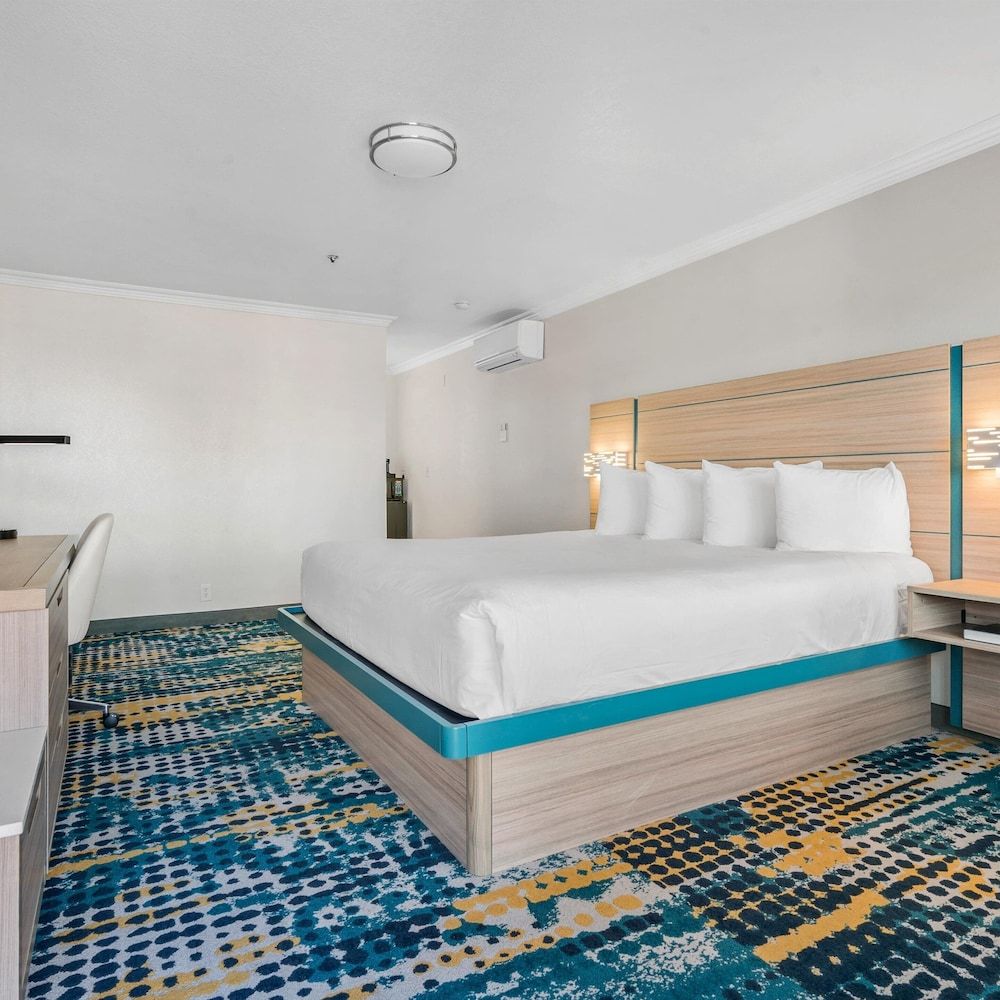 Pacific Shores Inn Standard Room, 1 King Bed, Refrigerator & Microwave 3