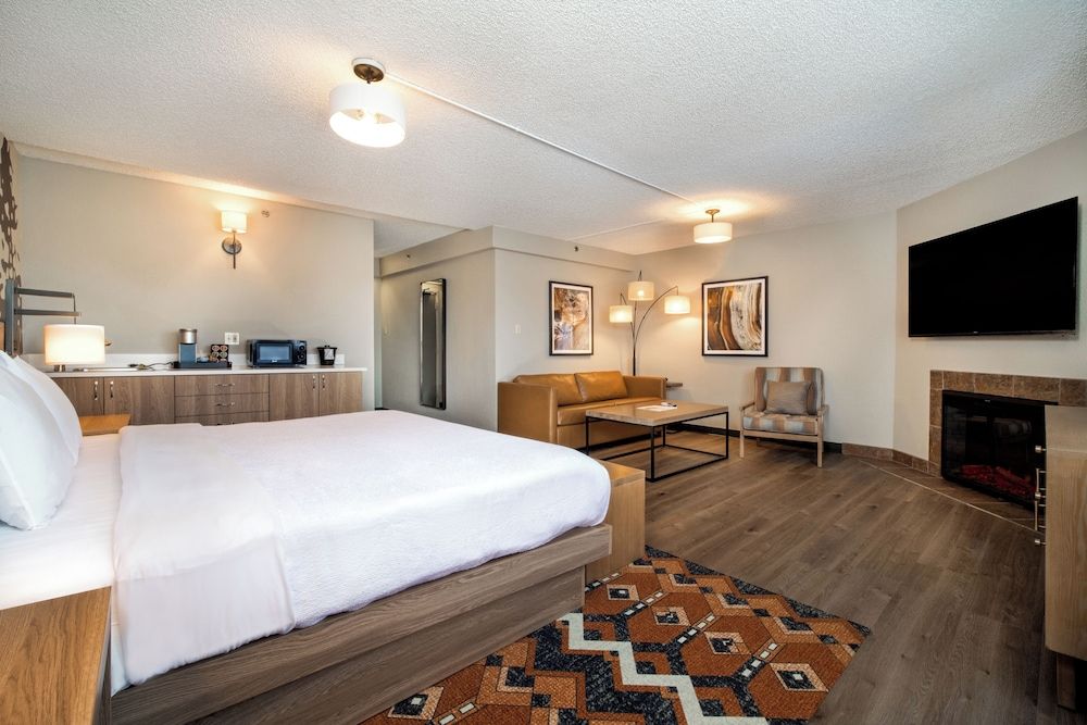 Suite, 1 King Bed, Fireplace, Mountain View (Tower 1)