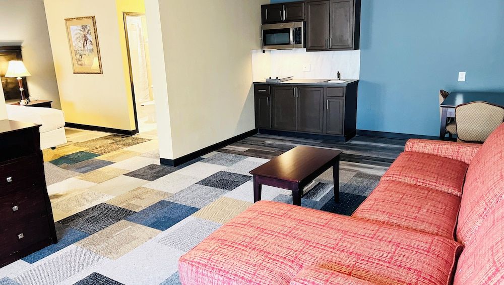 Magnuson Grand Hotel & Conference Center Tyler Suite, 1 King Bed with Sofa bed, Non Smoking 5