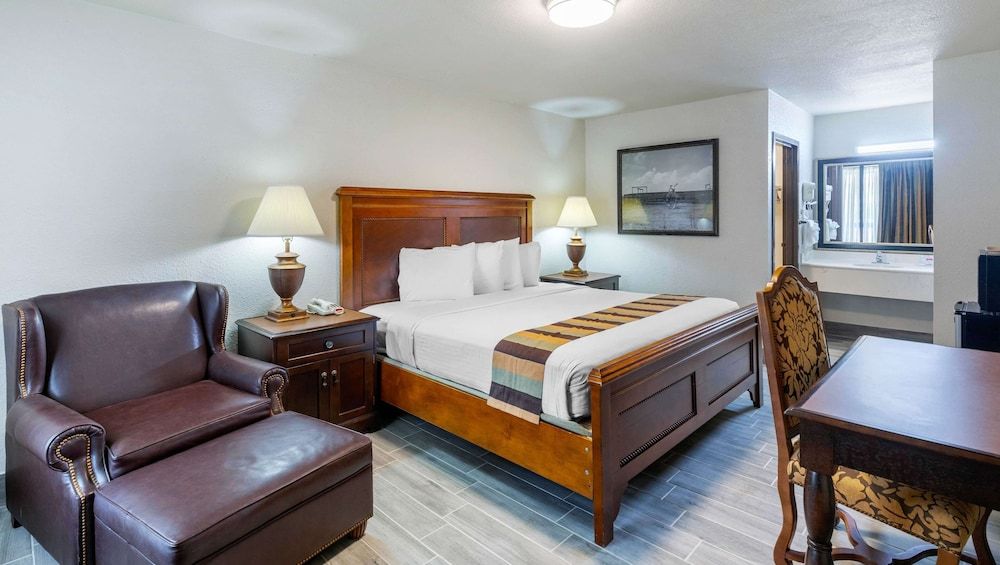 Magnuson Grand Hotel & Conference Center Tyler Room, 1 King Bed, Non Smoking 5