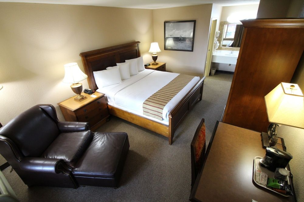 Magnuson Grand Hotel & Conference Center Tyler Room, 1 King Bed, Non Smoking 2