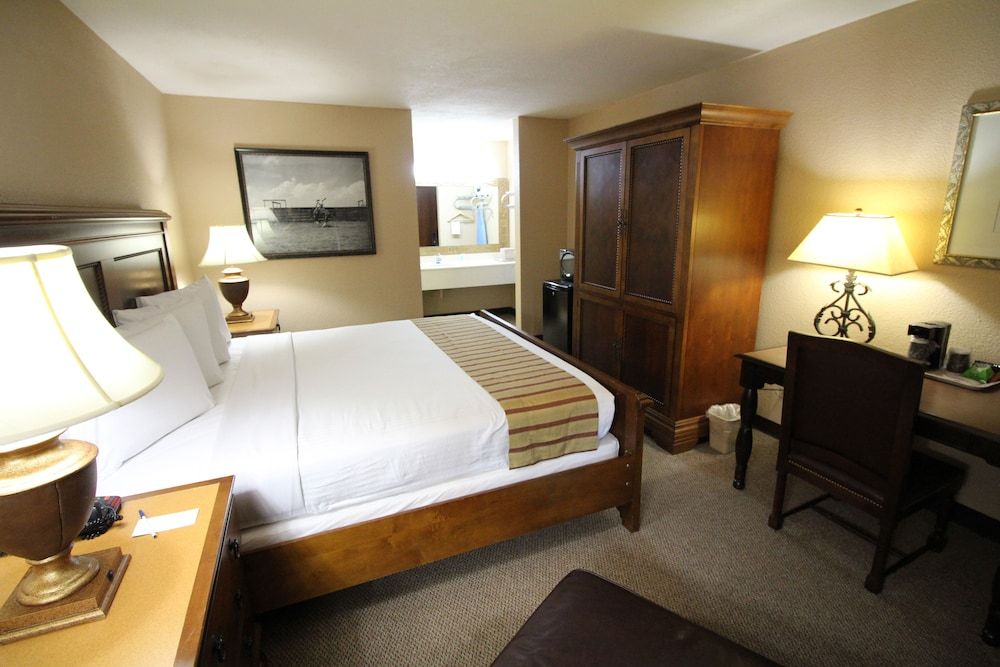 Magnuson Grand Hotel & Conference Center Tyler Room, 1 King Bed, Non Smoking