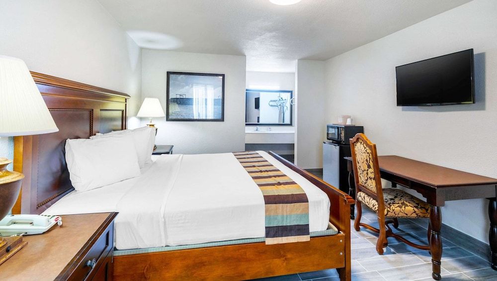Magnuson Grand Hotel & Conference Center Tyler Room, 1 King Bed, Non Smoking 4