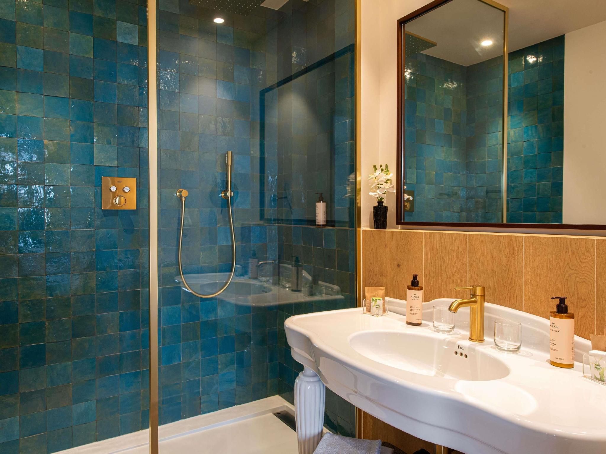 Junior Suite facing the sea with 1 double bed or twin beds