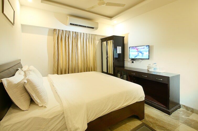 Super Deluxe with Bathtub