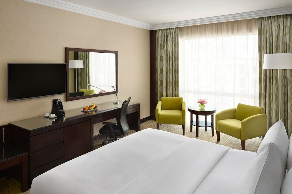 Crowne Plaza Jeddah by IHG Standard Room, 2 Twin Beds, Smoking 2