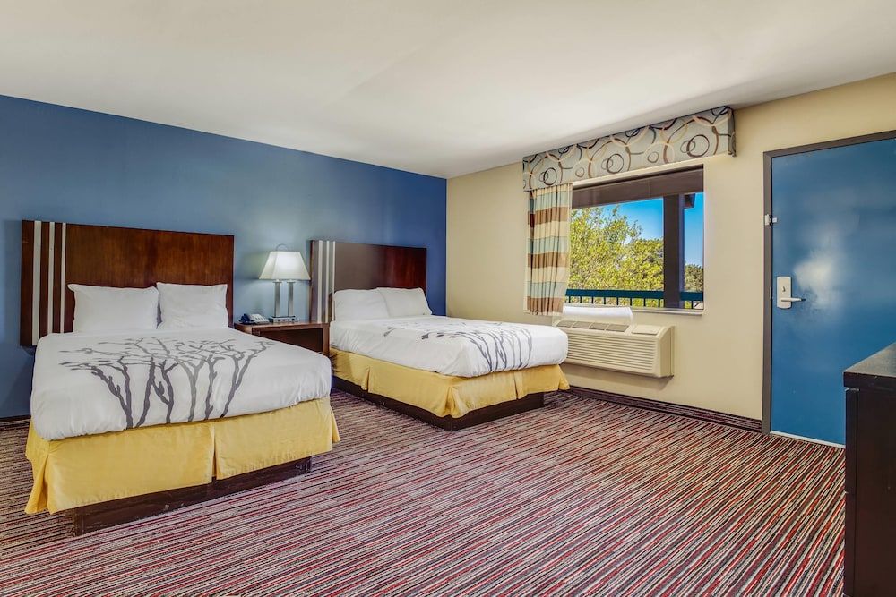 Econo Lodge Inn & Suites