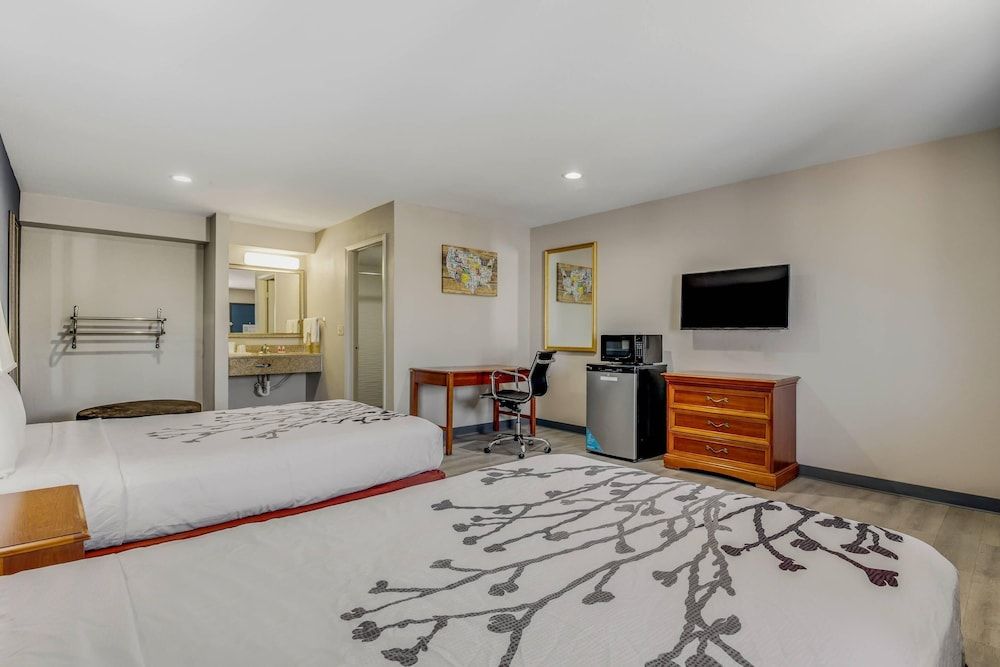 Econo Lodge Inn & Suites Suite, 2 Double Beds, Smoking (Upgrade) 2