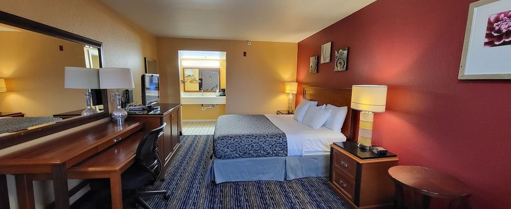 Deluxe Room, 1 King Bed, Pet Friendly, Non Smoking