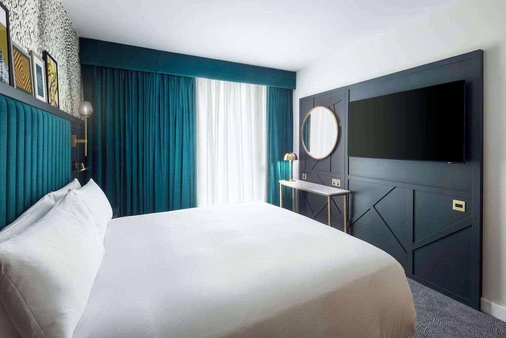 Suite, 1 King Bed, City View