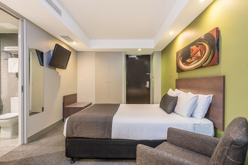 Mantra Melbourne Airport Premium Studio, 1 King Bed 2