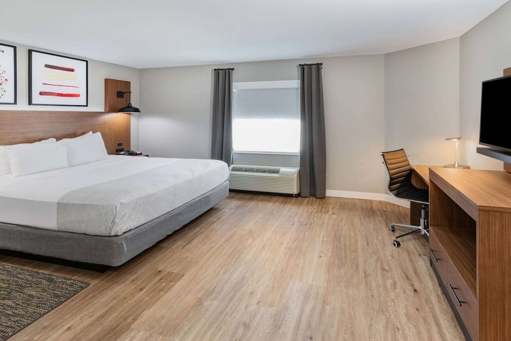 Suite, 1 King Bed, Accessible, Non Smoking (Mobility/Hearing, Battub w/Grab Bars)