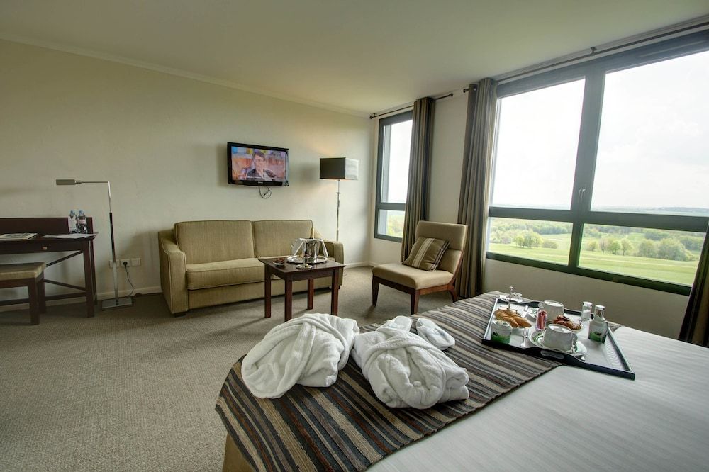 Junior Suite, 1 King Bed, Golf View