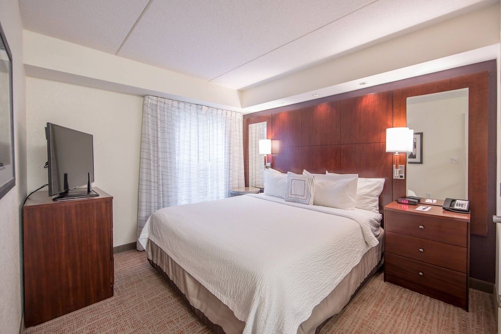 Suite, 2 Bedrooms (Mobility/Hearing Access, Roll-in Shwr)