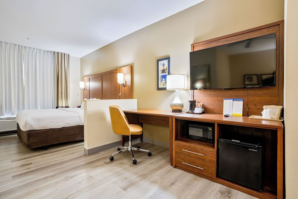 1 King Bed, Suite, Nonsmoking, Upgrade