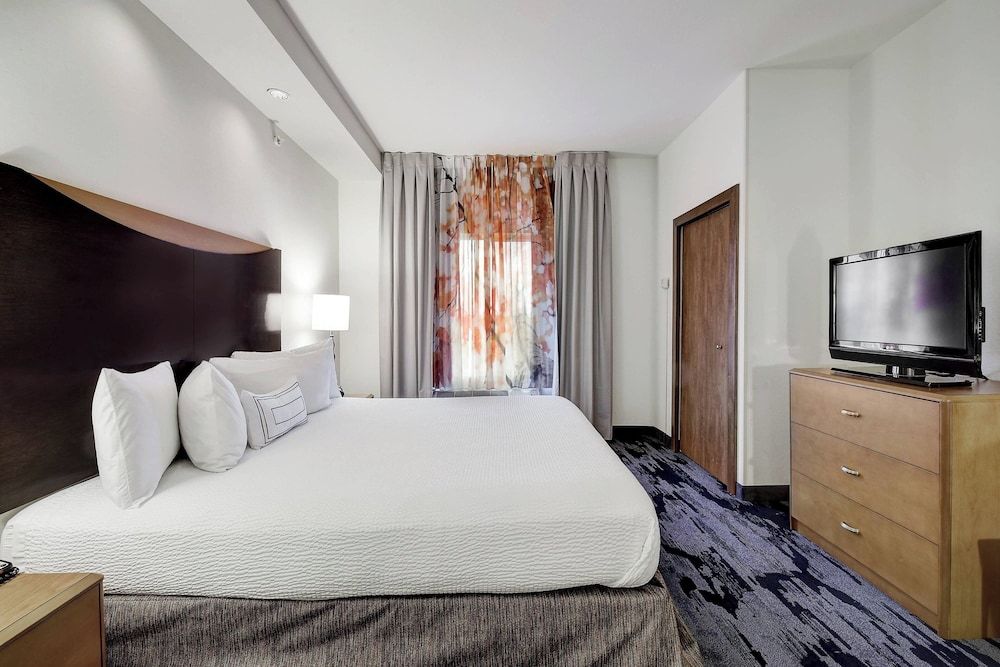 Room, 1 King Bed (Mobility/Hearing Access, Roll-In Shwr)