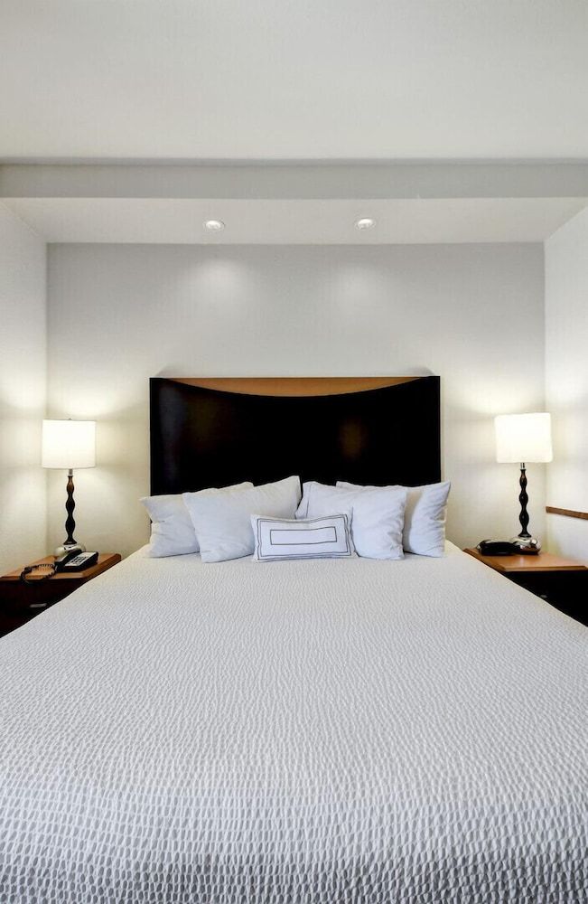 Room, 1 King Bed (Mobility/Hearing Access, Roll-In Shwr)