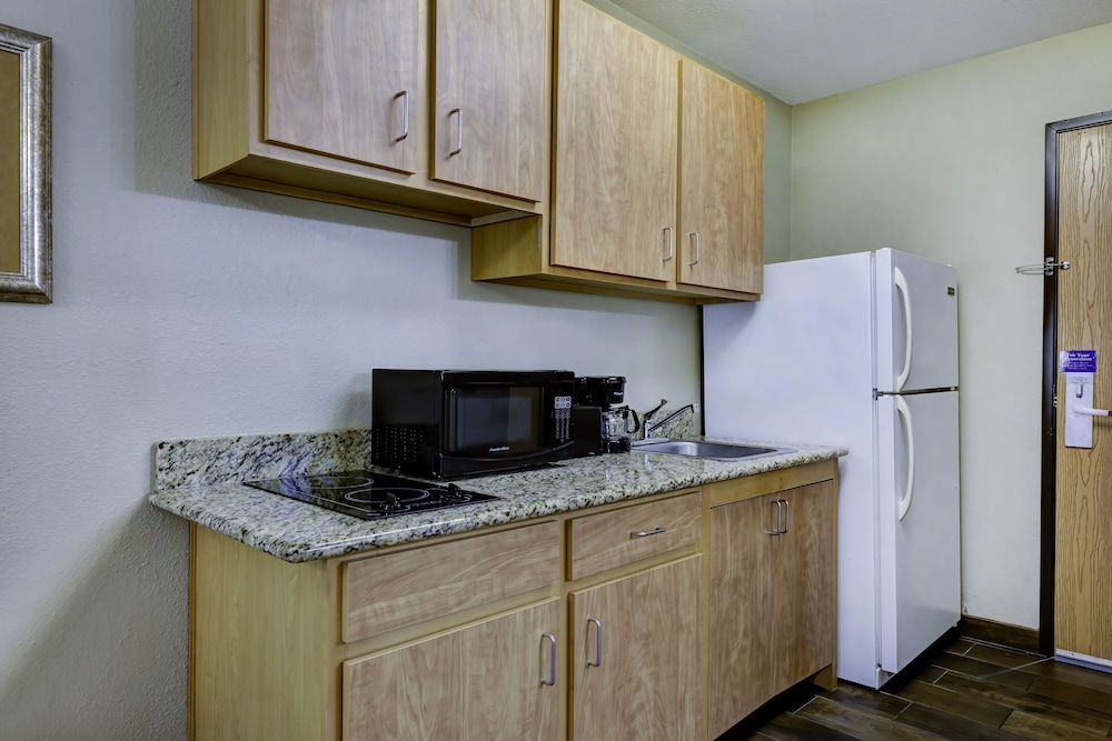 Studio 6 Lenexa, KS - Overland Park Deluxe Room, 2 Queen Beds, Non Smoking, Kitchenette 8