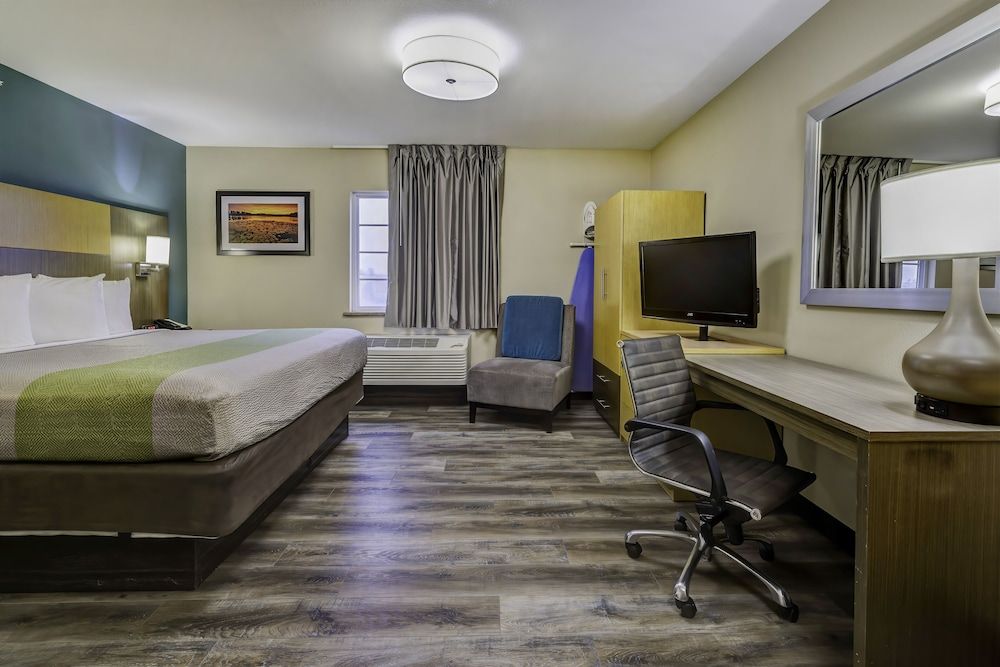 Studio 6 Lenexa, KS - Overland Park Deluxe Room, 1 King Bed, Accessible, Non Smoking 4