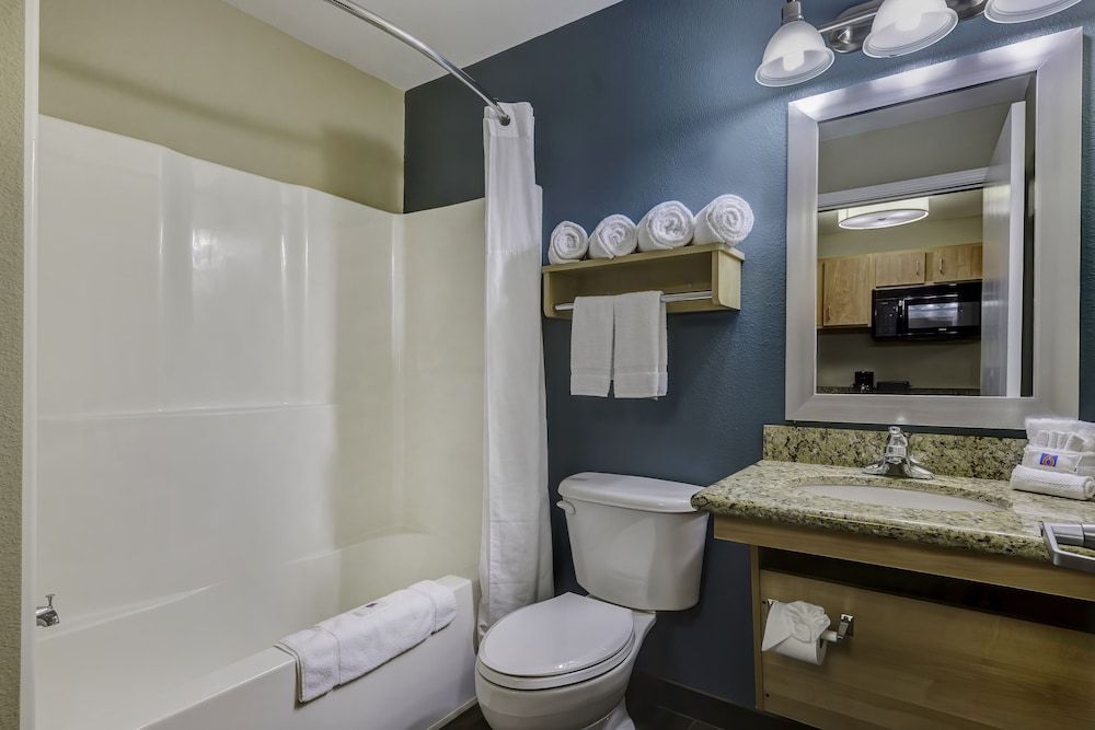 Studio 6 Lenexa, KS - Overland Park Deluxe Room, 2 Queen Beds, Non Smoking, Kitchenette 2