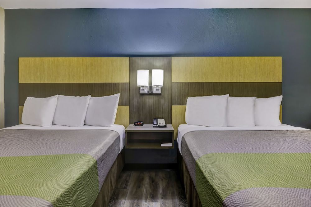 Studio 6 Lenexa, KS - Overland Park Deluxe Room, 2 Queen Beds, Non Smoking, Kitchenette 4