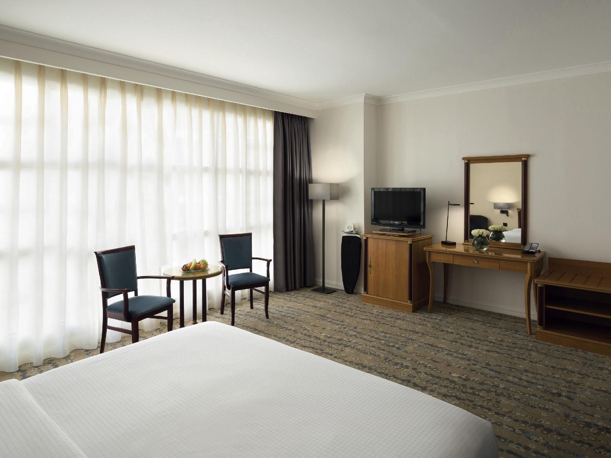Superior 1 King Bed Tower View