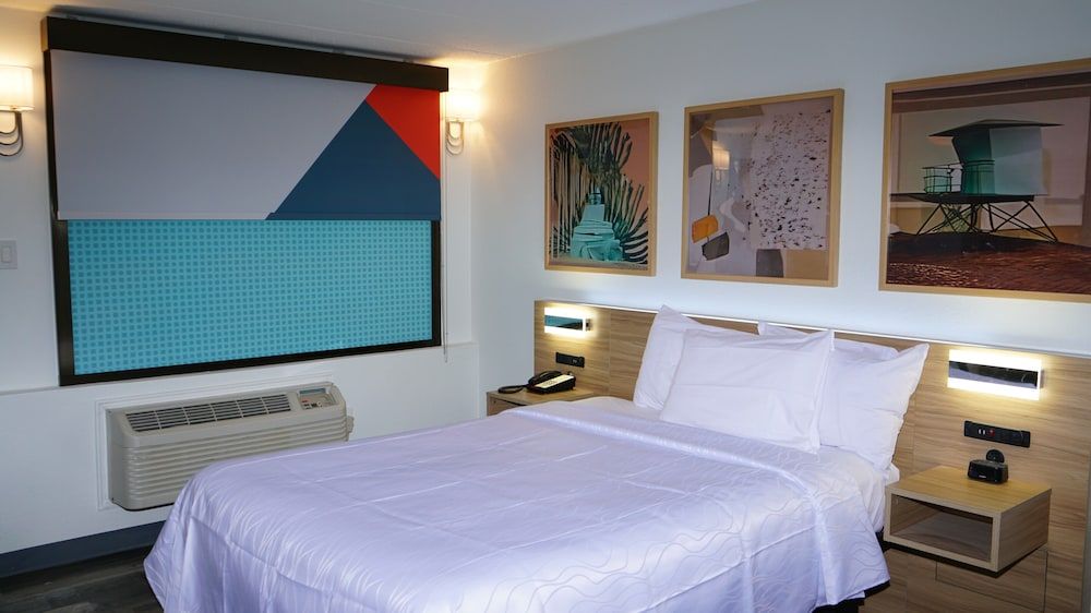 Waterfront Inn PHL Airport Deluxe Room, 1 Queen Bed, River View 2