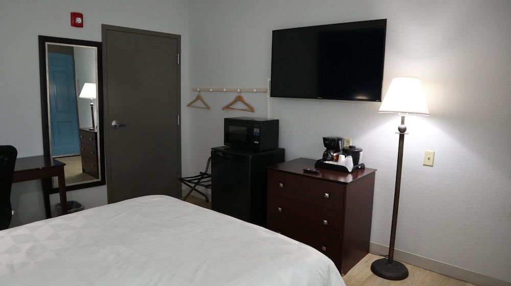 Classic Room, 1 Queen Bed, Accessible, Courtyard View (Wheelchair Accessible)