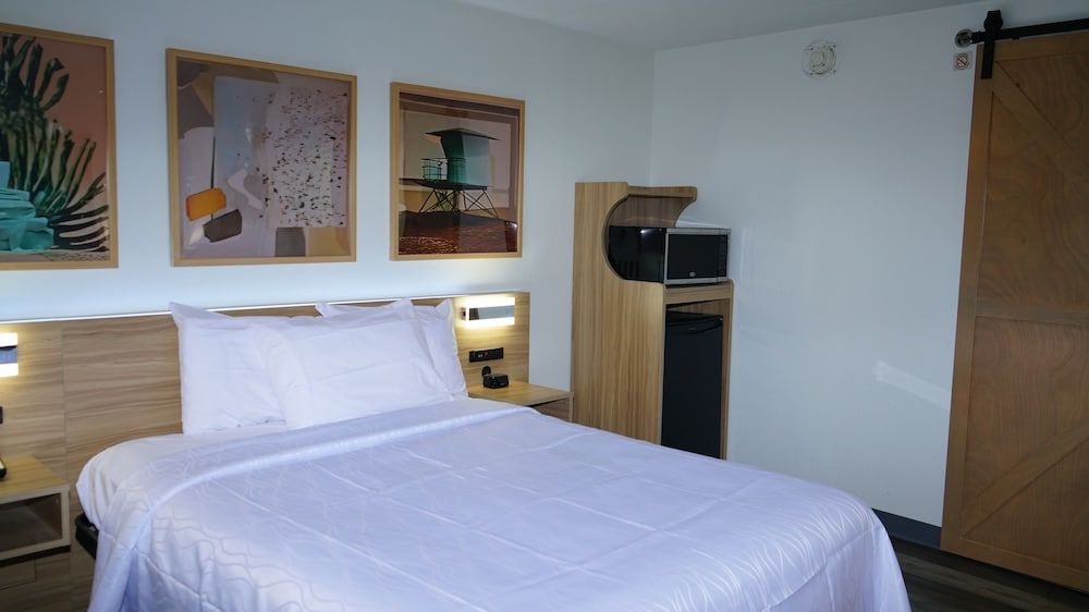 Waterfront Inn PHL Airport Deluxe Room, 1 Queen Bed, River View