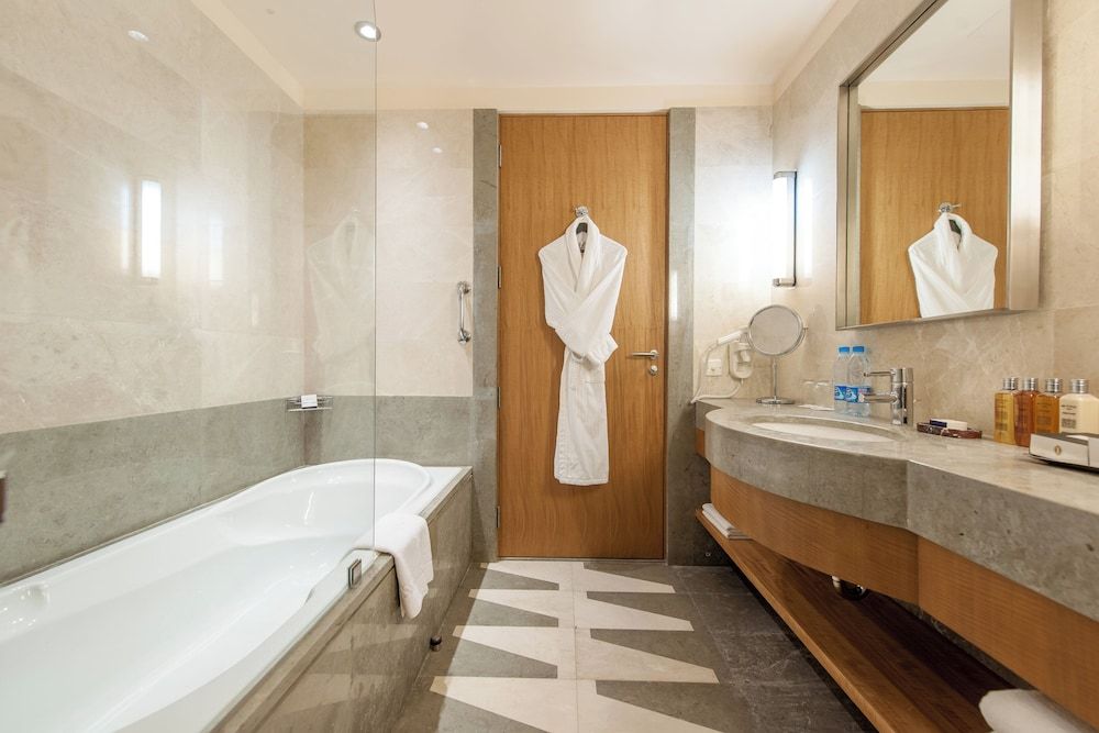 Intercontinental Al Khobar by IHG Suite, 1 Bedroom (Dining) 7
