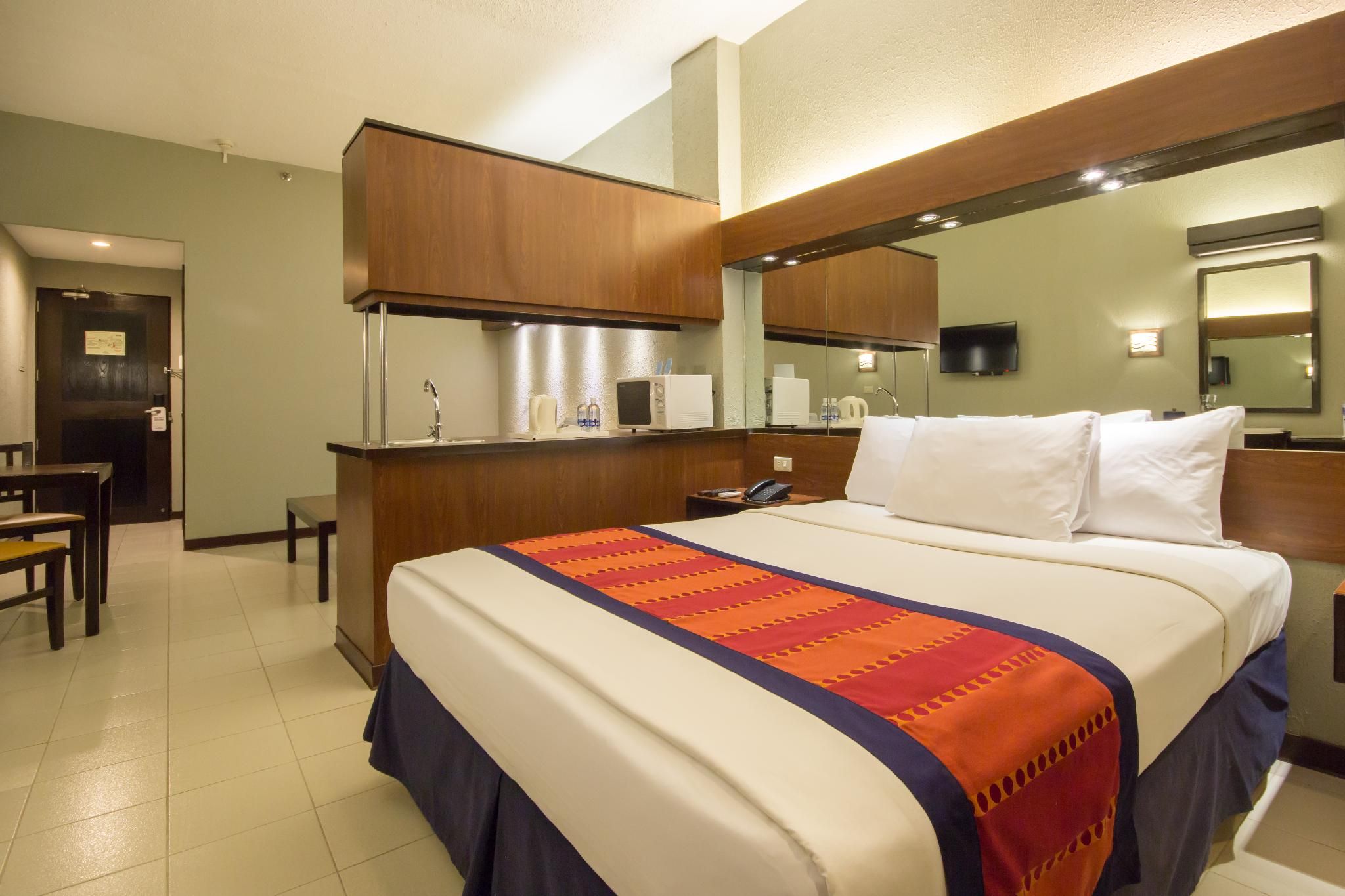 1 Queen Bed, Suite, Non-Smoking