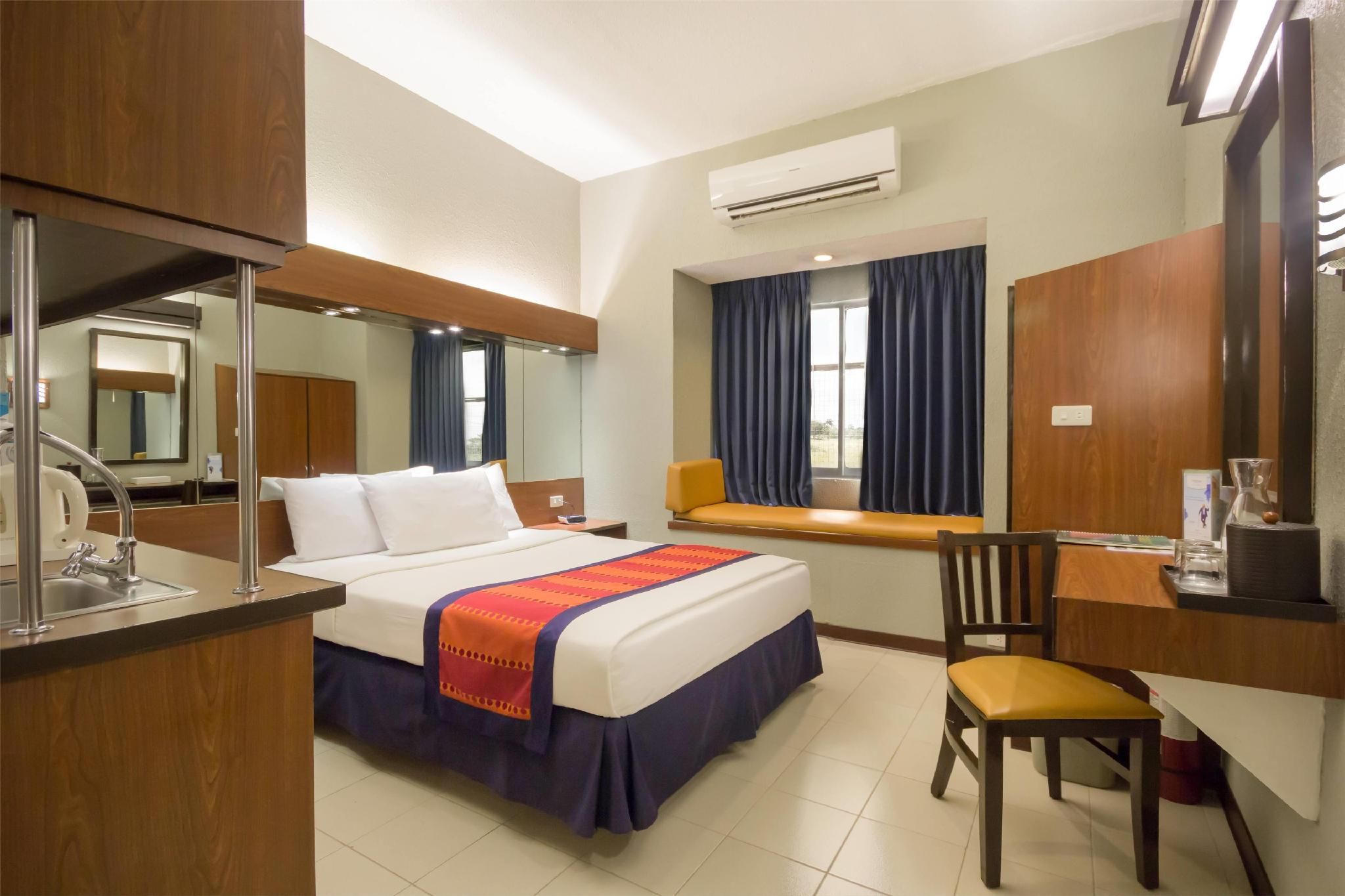 1 Queen Bed, Suite, Non-Smoking