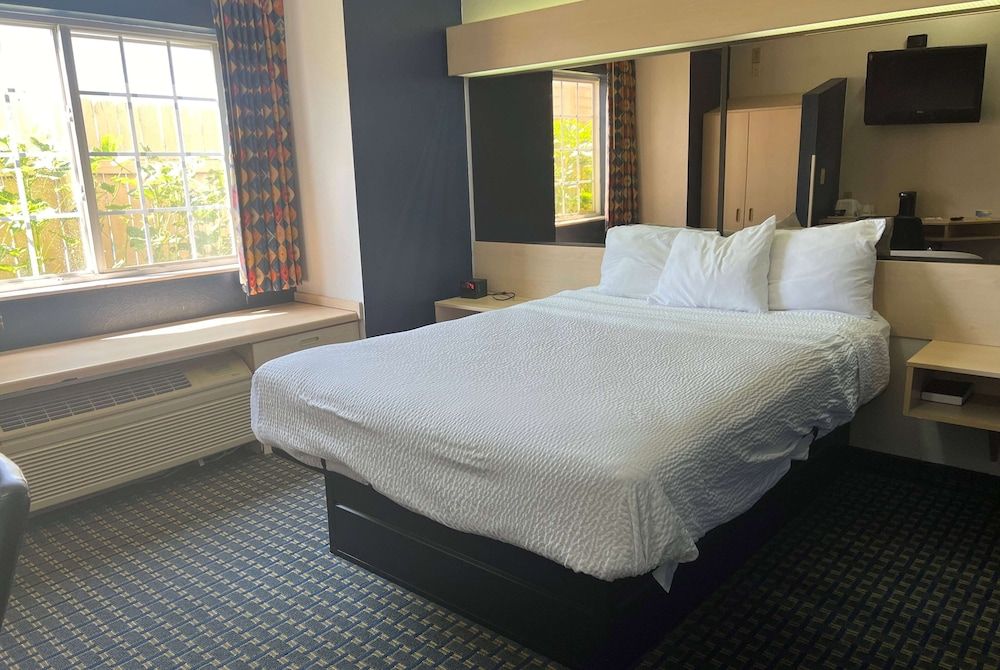 Standard Room, 1 Queen Bed