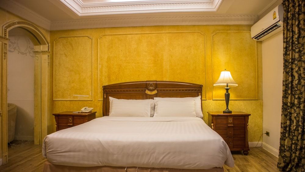 Four Seasons Place Junior Suite 2