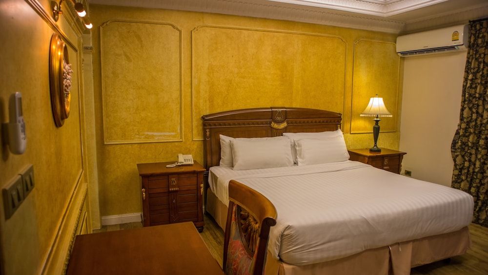 Four Seasons Place Junior Suite 4