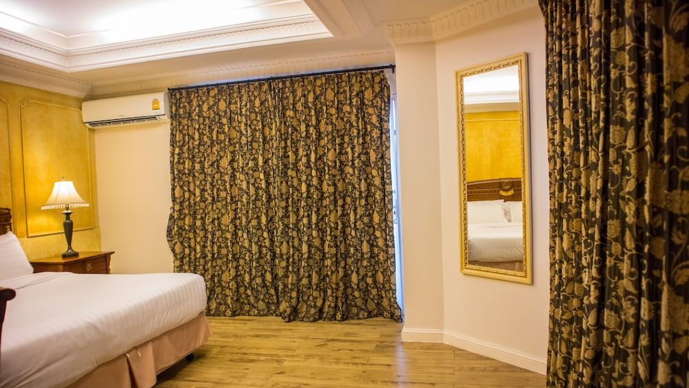 Four Seasons Place Junior Suite 5