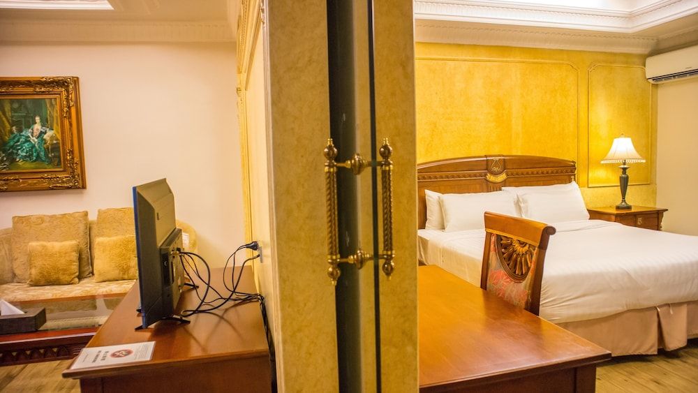 Four Seasons Place Junior Suite 10