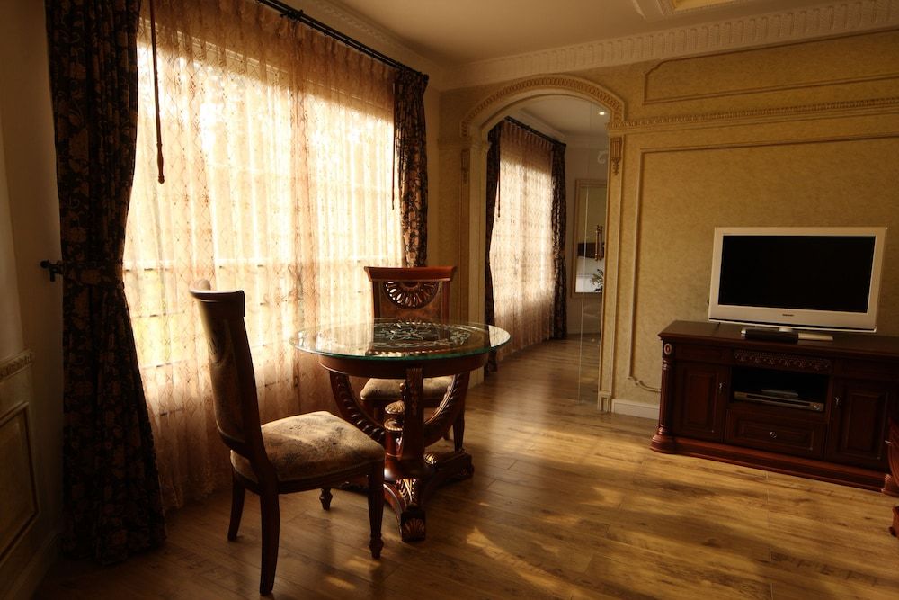 Four Seasons Place Junior Suite 13