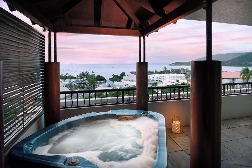 2 Bedroom 2 Bathroom Apartment with Balcony Jacuzzi and Ocean View