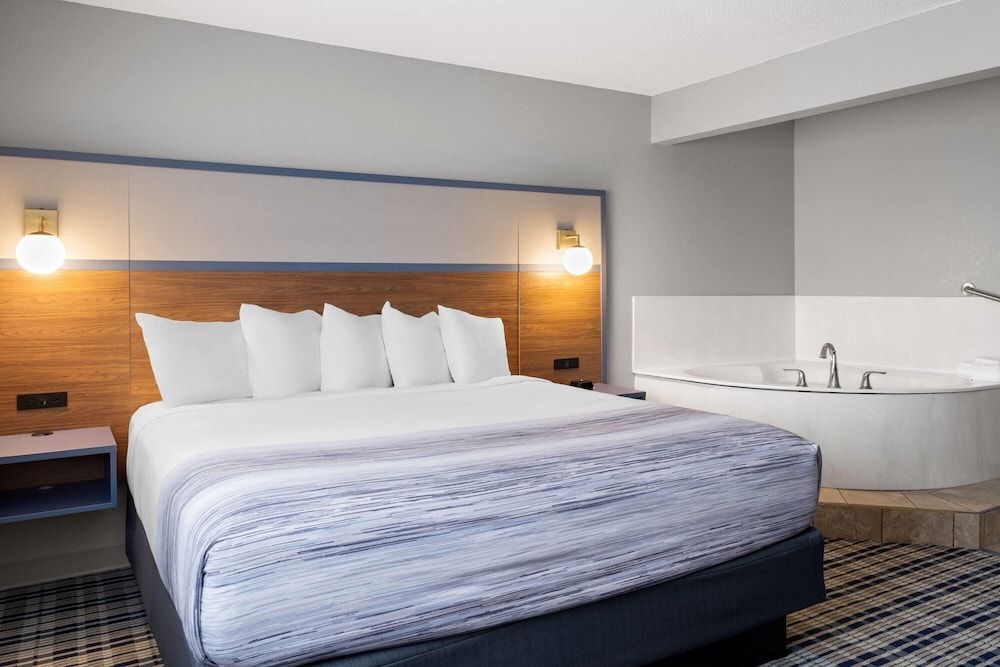 Suite, 1 King Bed, Non Smoking