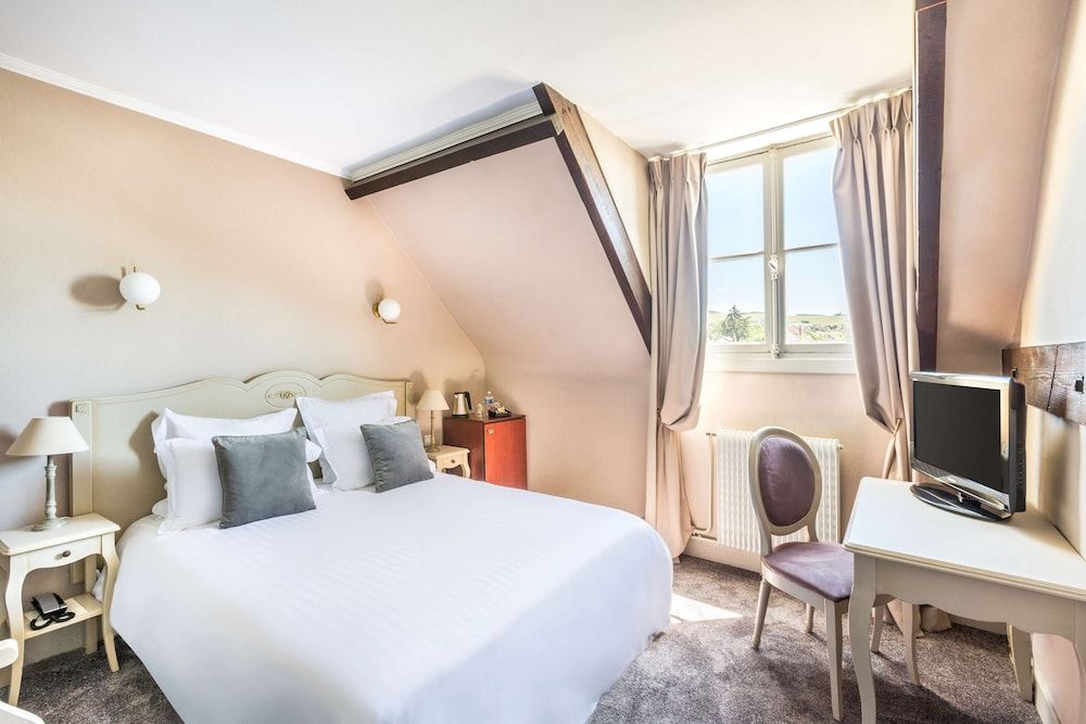 Comfort Room, 1 Queen Bed, Non Smoking, Bathtub