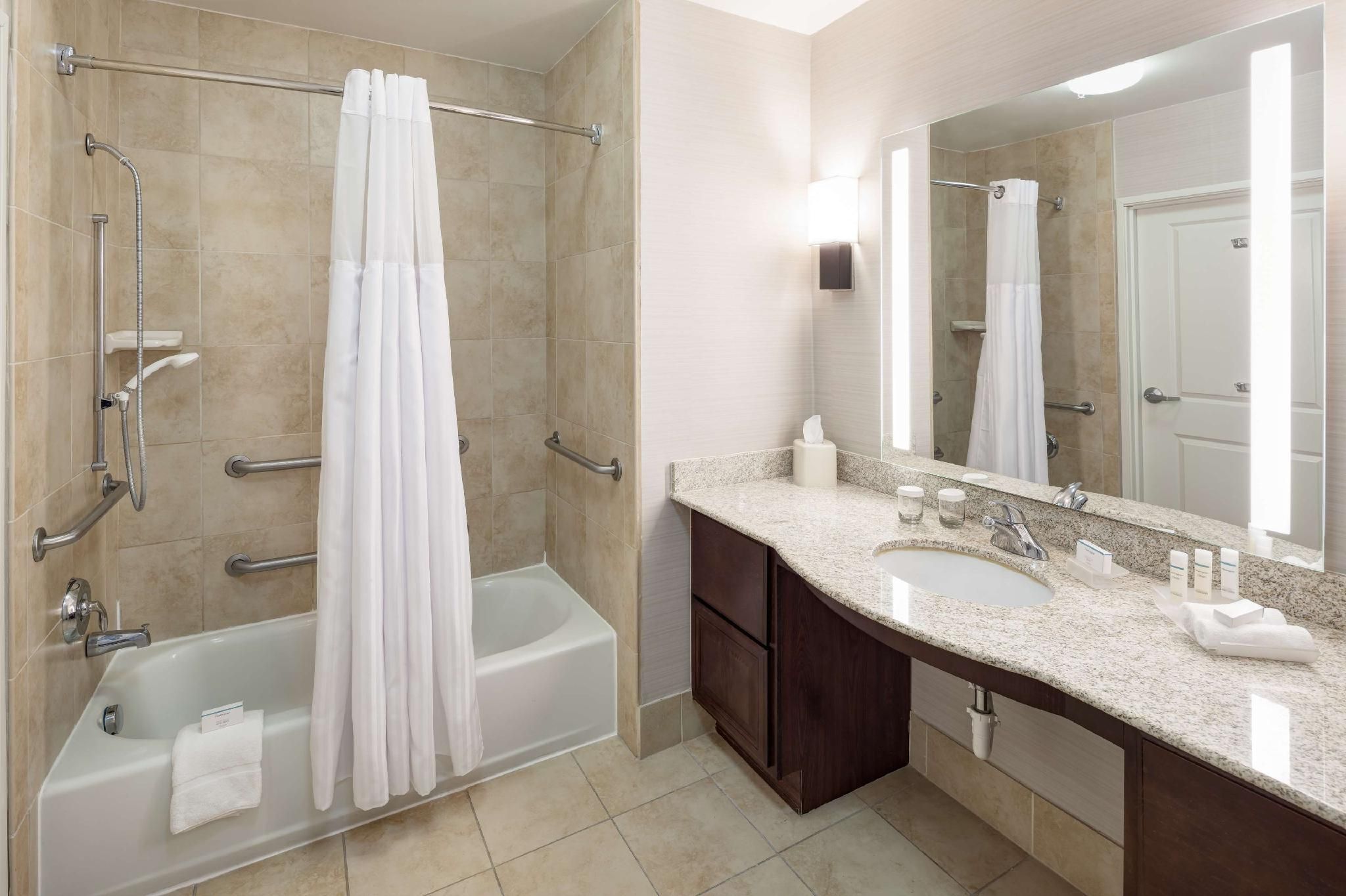 1 Queen Mobility/Hearing Access Tub Suite Nsmk