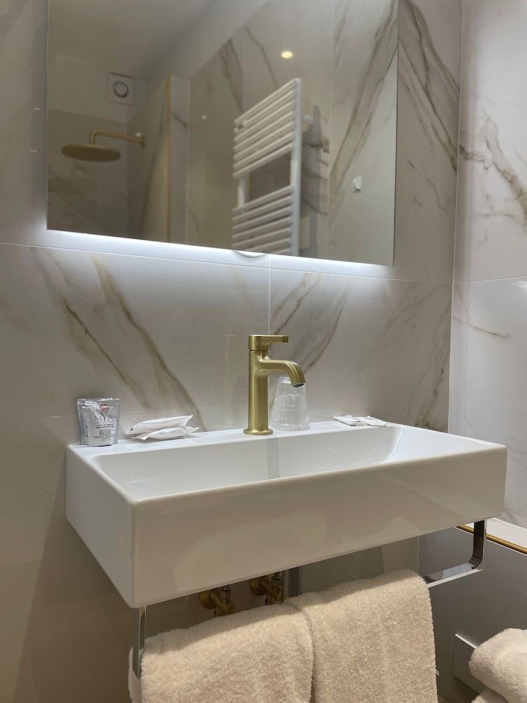 Maxim Axial New Small Double Room - Stair access only 6