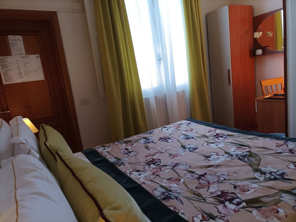 Maxim Axial New Small Double Room - Stair access only 3