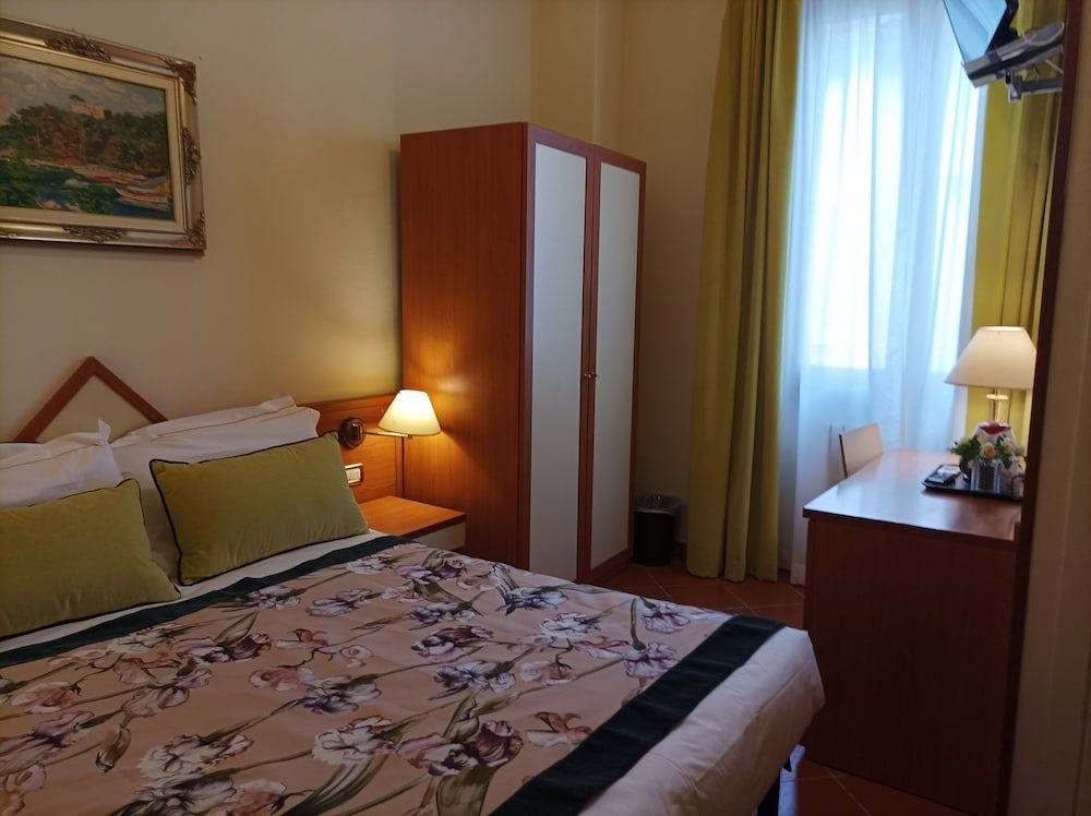 Maxim Axial New Small Double Room - Stair access only 4