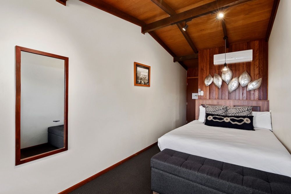 Standard Studio, 1 Queen Bed, Mountain View