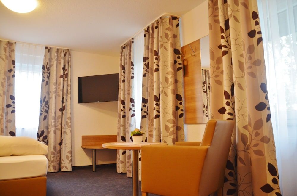 TIPTOP Hotel Hirt Single Room, 1 Bedroom 2