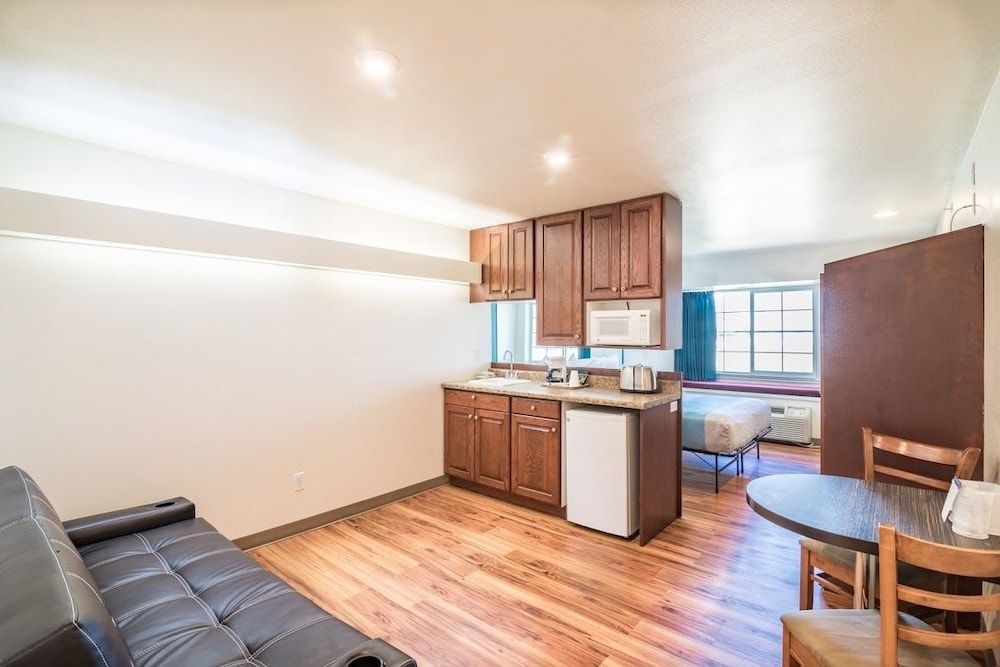 Deluxe Suite, 1 Queen Bed, Non Smoking, Refrigerator & Microwave