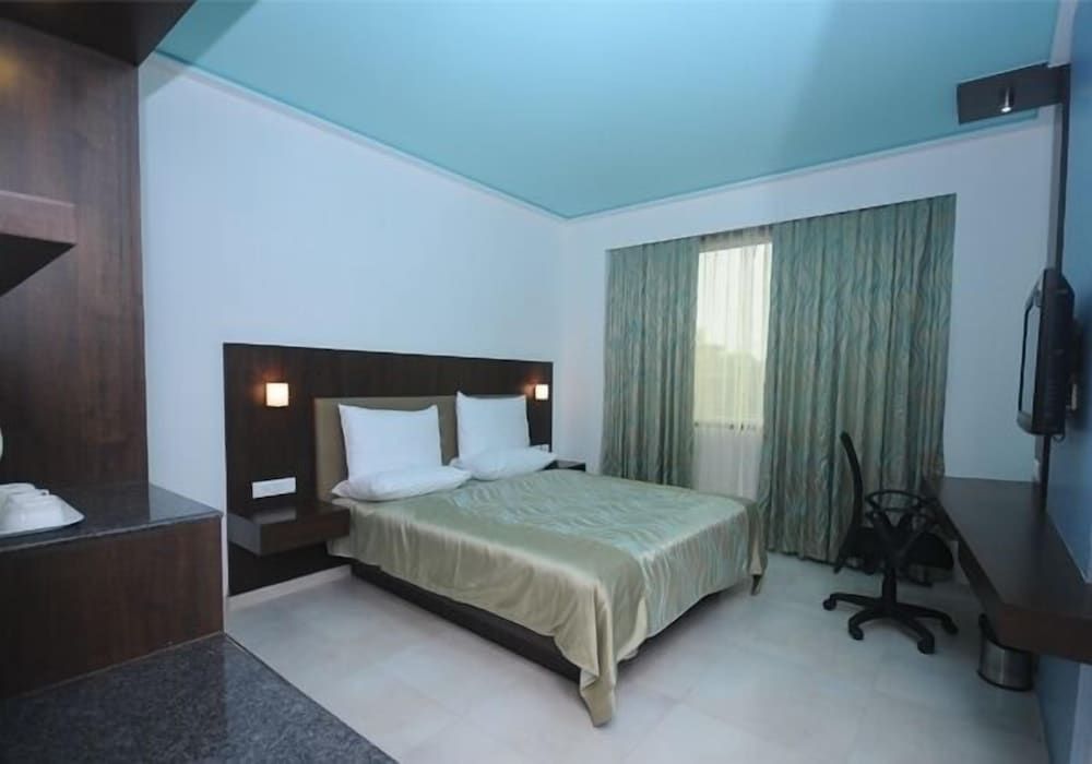 Srinivas Saffron Hotel Deluxe Room 6